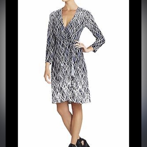 BCBG Max Azria women’s Adele printed wrap dress~ Medium - Picture 5 of 13